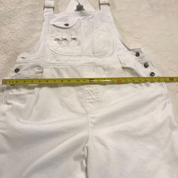 J.L.N.Y. white denim overall shorts with LOTS of pockets (18) - Picture 14 of 16